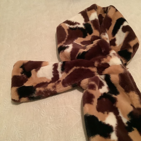 SPRIGS Faux Fur Pull thru Scarf with Zippered Pocket. NWOT - Picture 4 of 6